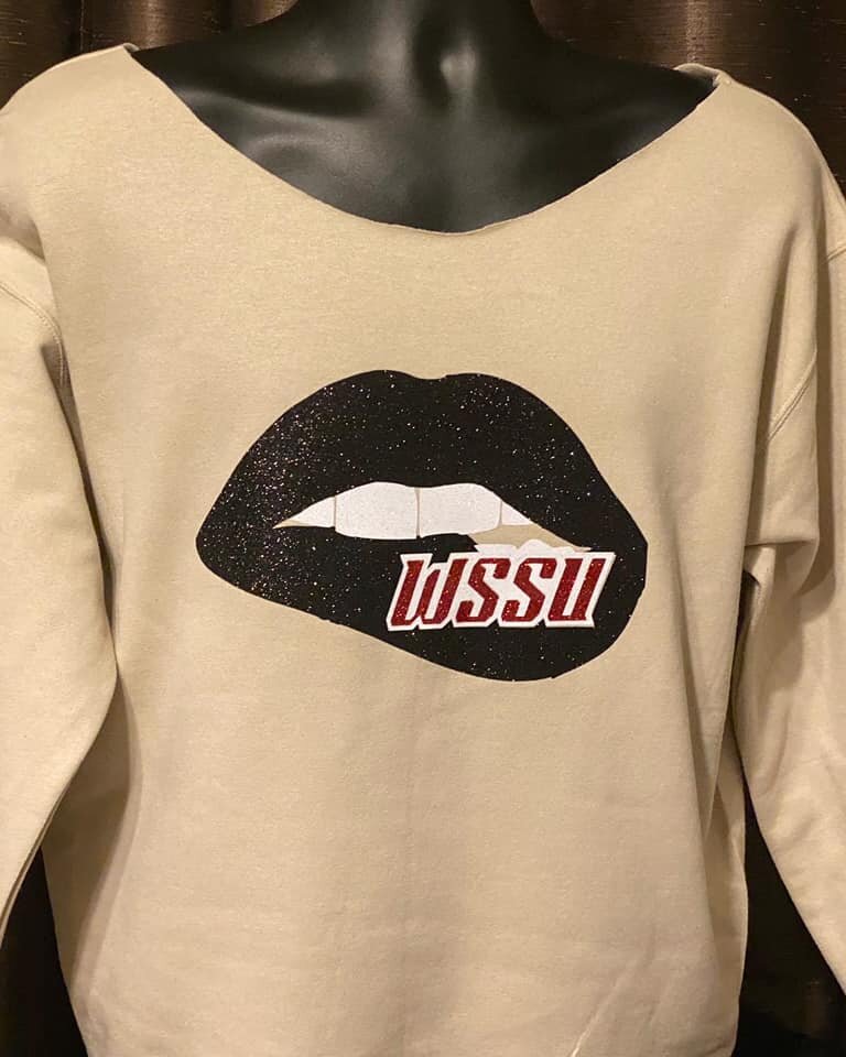 T-Shirt Shop - UNISEX V-Neck "Wear Your Confidence"